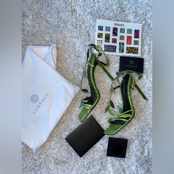 Sandales en cuir gaufré. Green Leaf Python Versace. - Picture 4 of 9